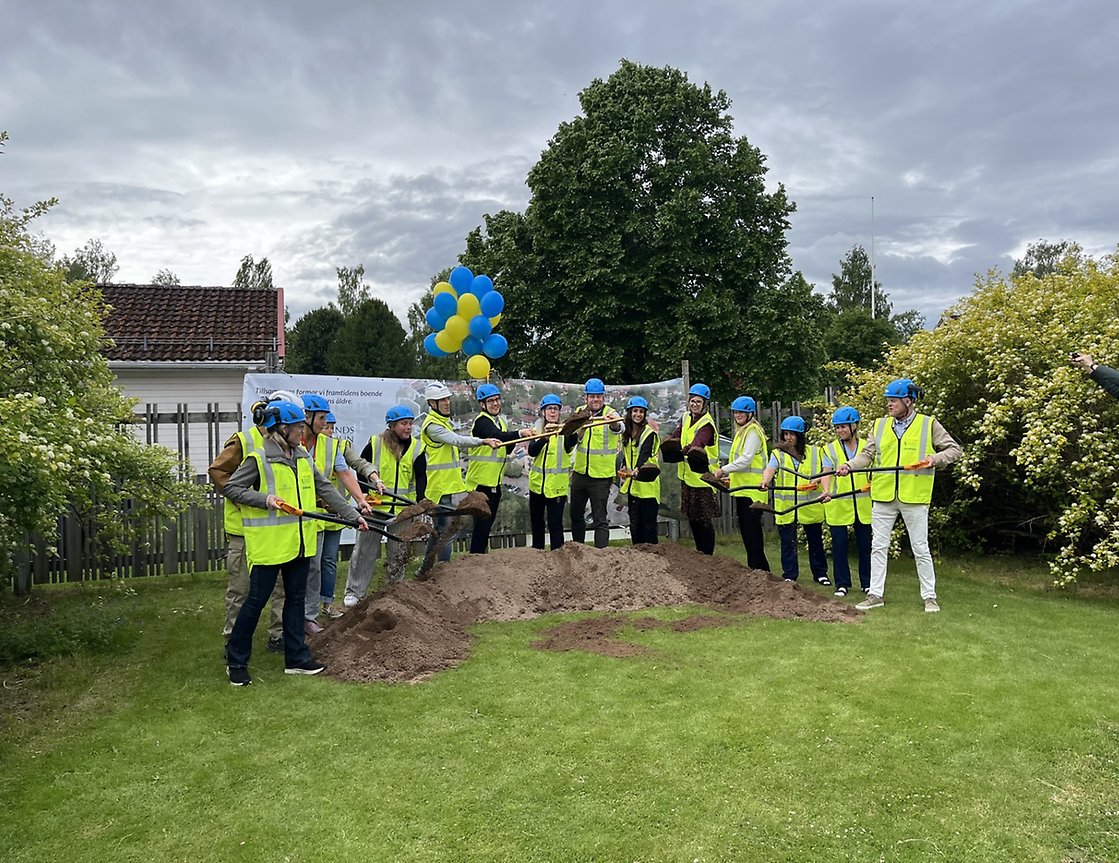 Symboliskt spadtag för starten av utbyggnaden vid Edshultsgården